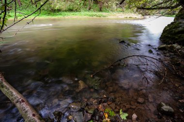 Yaz aylarında kayalık dağ nehir orman yüksek su akışı düzeyi ile uzun pozlama 