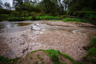 Yaz aylarında kayalık dağ nehir orman yüksek su akışı düzeyi ile uzun pozlama 