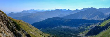 Batı Karpat dağ başında sonbahar sis veya bulutlar mavi dökme ve çok boyutlu çizgili