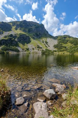 dağ Gölü geç yaz aylarında Slovakça Karpat Tatra'panorama görünümünü su kayalık tepede yansımaları ile. Zverovka köyü yakınındaki Rohacske plesa göller.