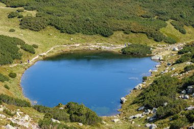dağ Gölü geç yaz aylarında Slovakça Karpat Tatra'panorama görünümünü su kayalık tepede yansımaları ile. Zverovka köyü yakınındaki Rohacske plesa göller.