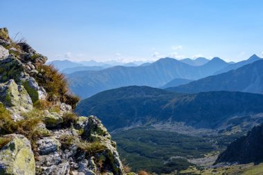 Batı Karpat dağ başında sonbahar sis veya bulutlar mavi dökme ve çok boyutlu çizgili