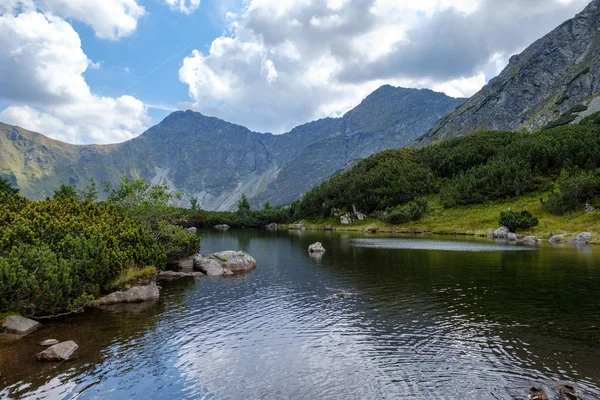 Panoramatický Pohled Horské Jezero Pozdním Létě Slovenských Karpatech Tatra Odrazy — Stock fotografie