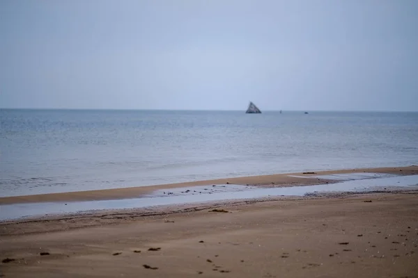 Pusta Piaszczysta Plaża Jesieni Mgły Fajne Dźwięki — Zdjęcie stockowe