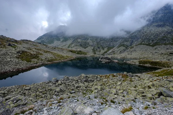 물에서 언덕의 반사와 슬로바키아 Tatra에 여름에 호수의 파노라마 Rohacske Plesa — 스톡 사진