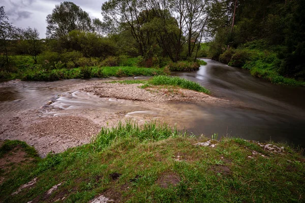 Lange Belichtung Des Felsigen Gebirgsflusses Sommer Mit Hohem Wasserstand Wald — Stockfoto