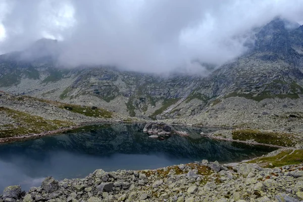Панорамный Вид Горное Озеро Конце Лета Словацких Карпатах Отражениями Скалистых — стоковое фото