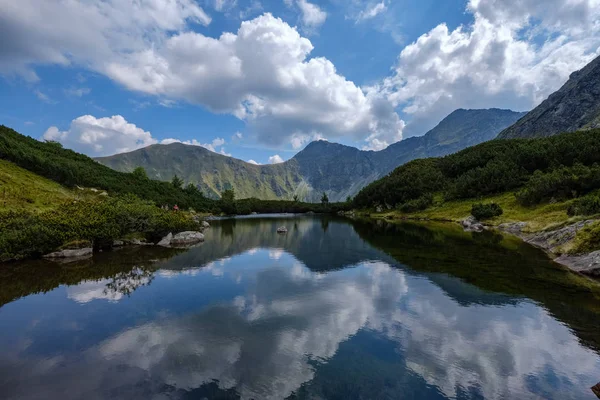 Panorama View Van Bergmeer Nazomer Tatra Slowaakse Karpaten Met Reflecties — Stockfoto