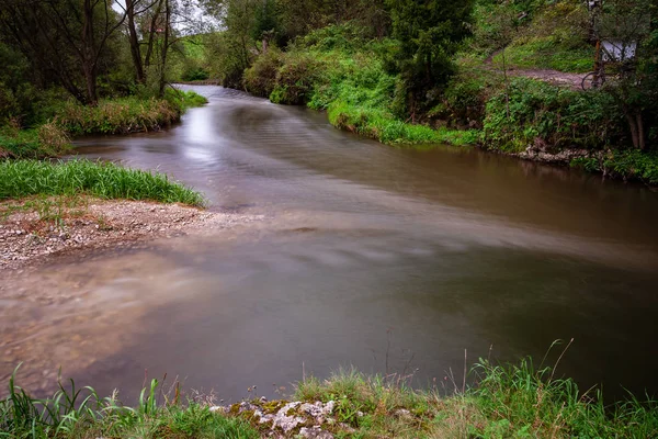 Lange Belichtung Des Felsigen Gebirgsflusses Sommer Mit Hohem Wasserstand Wald — Stockfoto