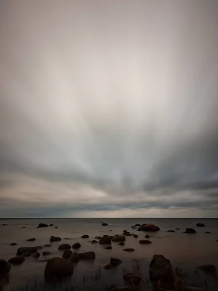 Meeresstrand Mit Felsen Und Ausgewaschenen Wellen Texturiertes Abstraktes Bild Langzeitbelichtung — Stockfoto