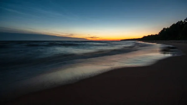 Havet Stranden Med Urblekta Vågor Vatten Texturerat Abstrakt Bild Lång — Stockfoto