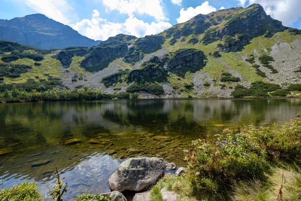 Panoramatický Pohled Horské Jezero Pozdním Létě Slovenských Karpatech Tatra Odrazy — Stock fotografie