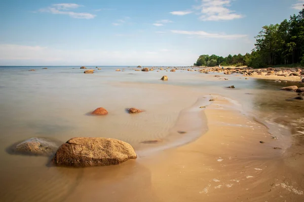 Strand Med Klippor Och Urtvättade Vågor Vatten Texturerat Abstrakt Bild — Stockfoto