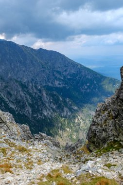 kayalık hiking trail Batı Karpat Slovakya'daki Tatra Dağları turistler için. yaz günü yürüyüş ve macera için temizleyin