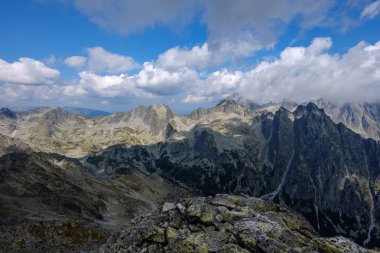 kayalık hiking trail Batı Karpat Slovakya'daki Tatra Dağları turistler için. yaz günü yürüyüş ve macera için temizleyin