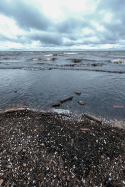fırtına bulutları akşam kirli beach üzerinde