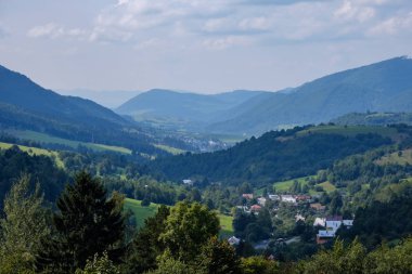 Batı Karpat Tatra dağ manzarası yeşil alanları ve ormanları ön planda 