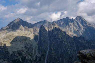 kayalık hiking trail Batı Karpat Slovakya'daki Tatra Dağları turistler için. yaz günü yürüyüş ve macera için temizleyin