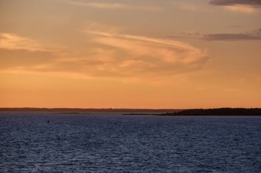 Estonya sakin su ve güneş yansımaları ile Baltık Denizi üzerinde güzel gün batımı