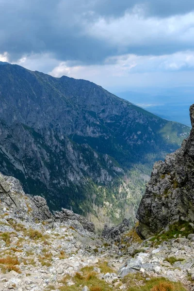 슬로바키아에서 타트라 Tatra 산에에서 관광객 하이킹 트레일 하이킹 모험에 명확한 — 스톡 사진