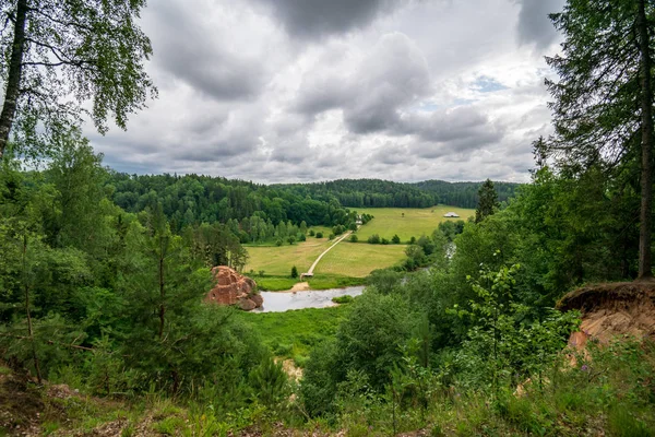 Felsiger Fluss Tief Wald Bei Sommergrünem Wetter Mit Sandsteinfelsen Und — Stockfoto