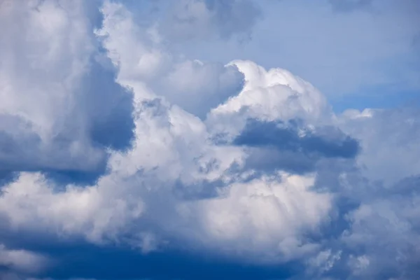 Nubes Lluvia Contraste Sobre Prado Verde Algunos Árboles Verano —  Fotos de Stock