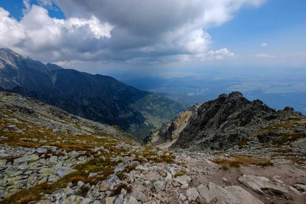 슬로바키아에서 타트라 Tatra 산에에서 관광객 하이킹 트레일 하이킹 모험에 명확한 — 스톡 사진