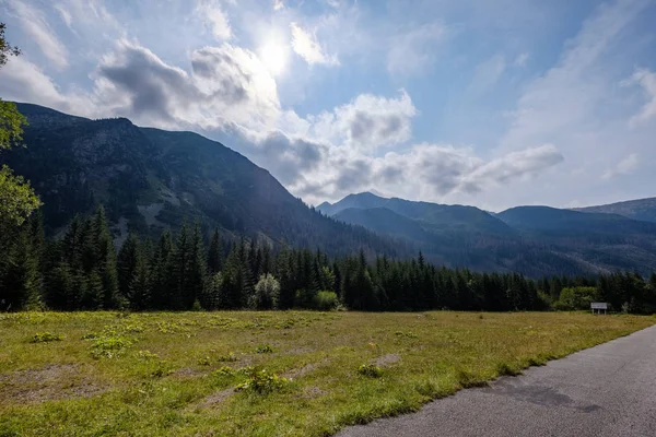 Cárpatos Ocidentais Tatra Linha Horizonte Montanha Com Campos Verdes Florestas — Fotografia de Stock