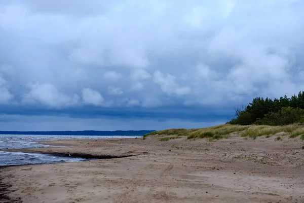 夕方汚いビーチ嵐雲 — ストック写真