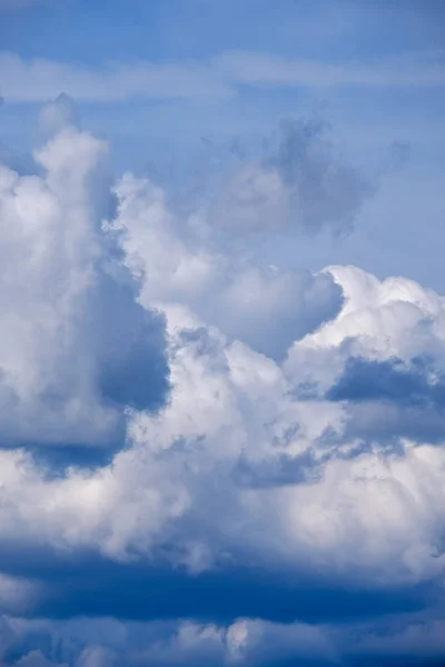 Nubes Lluvia Contraste Sobre Prado Verde Algunos Árboles Verano —  Fotos de Stock