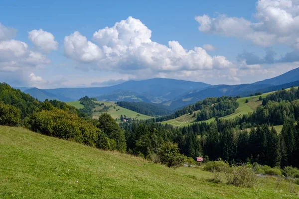 Westelijke Karpaten Tatra Bergen Skyline Met Groene Velden Bossen Voorgrond — Stockfoto