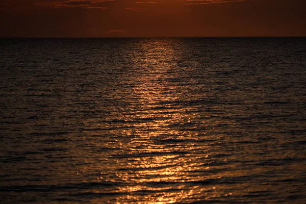 Schöner Sonnenuntergang Über Der Ostsee Mit Ruhigem Wasser Und Sonnenreflexen — Stockfoto