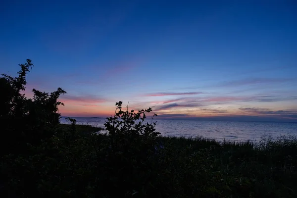 Schöner Sonnenuntergang Über Der Ostsee Mit Ruhigem Wasser Und Sonnenreflexen — Stockfoto
