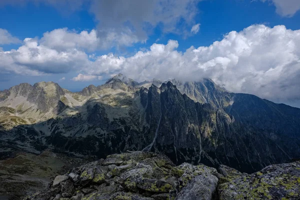 Sendero Rocoso Para Los Turistas Las Montañas Los Cárpatos Occidentales — Foto de Stock