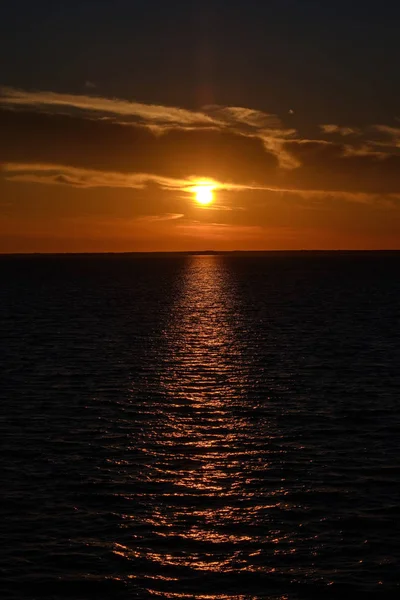 Schöner Sonnenuntergang Über Der Ostsee Mit Ruhigem Wasser Und Sonnenreflexen — Stockfoto