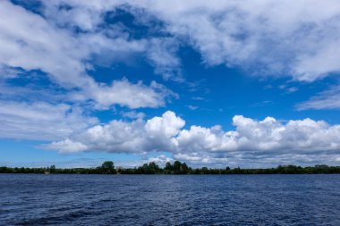 fırtına bulutları mavi göl üzerinde şekillendirme
