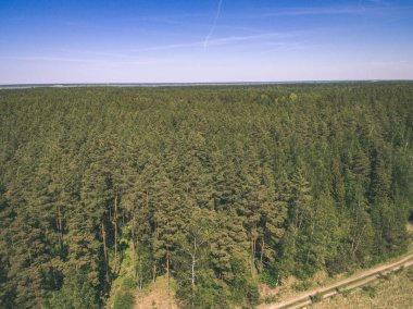 drone görüntü. alanları ve ormanları ve bulutlu bahar günü nehir su yansımalar kırsal alan hava görünümünü. Letonya - vintage eski film bakmak