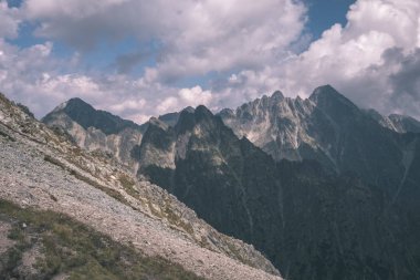 kayalık yürüyüş parkurları Batı Karpat Slovakya'daki Tatra Dağları turistler için. yaz günü yürüyüş ve macera için temizleyin