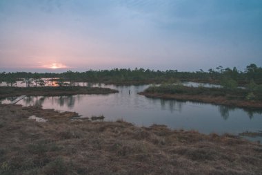 Yaz aylarında uzun pozlama kayalık dağ nehir orman ağaçları ve kumlu ön plan Yakası - yüksek su akışı düzeyi ile vintage eski film bak