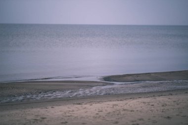 sis ve boş kum - vintage eski film bakmak serin sesleri ile sonbaharda boş deniz plaj