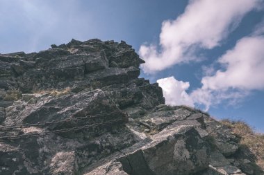 güzel dağ panorama Banikov tepe Slovakça Tatra Dağları rocky manzara ile üst ve gölgeler yürüyüşçü fırtına bulutları ile parlak gün