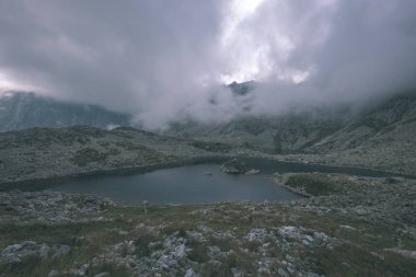 Rysy güzel en yüksek dağ sis kaplı. Sonbahar yokuş üzerinde kayalık yürüyüş parkurları. Slovakya ve Polonya sınırı 