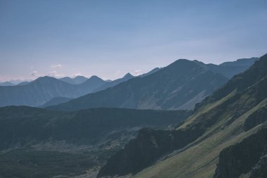 Batı Karpat dağ başında sonbaharda bulutlu gökyüzü altında 