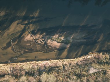 drone görüntü. sonbahar renkli ormandaki dalgalı Nehri'nin havadan görünümü. Letonya, nehir gauja - vintage eski film bakmak