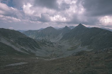 güzel dağ panorama üstünden Slovakça Tatra Dağları rocky peyzaj ve fırtına bulutlu gökyüzü ile Banikov tepe