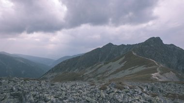 dağ panorama Banikov tepe Slovakça Tatra Dağları rocky manzara ile üst ve gölgeler yürüyüşçü fırtına bulutları ile parlak gün yaklaşıyor - vintage eski film bakmak