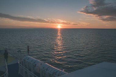 Denizin içinde renkli dramatik gündoğumu. feribotta görüntüleyin. Baltık Denizi yaz - vintage eski film bakmak