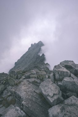 Rysy güzel en yüksek dağ sis kaplı. Sonbahar yokuş üzerinde kayalık yürüyüş parkurları. Slovakya ve Polonya sınırı 