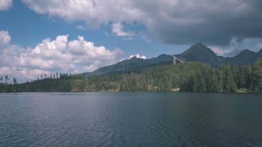 Göl Strbske Pleso ağaçları ve dağlarla çevrili Slovakya