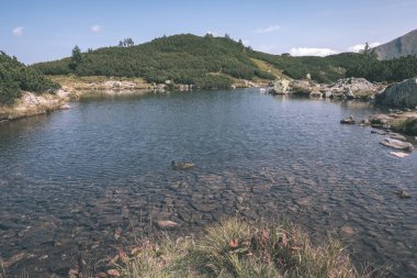 güzel dağ Gölü Panoraması görünümünde geç yaz aylarında su kayalık tepede yansımaları ile Slovakça Karpat Tatra Dağları. Zverovka köyü yakınındaki Rohacske plesa göller